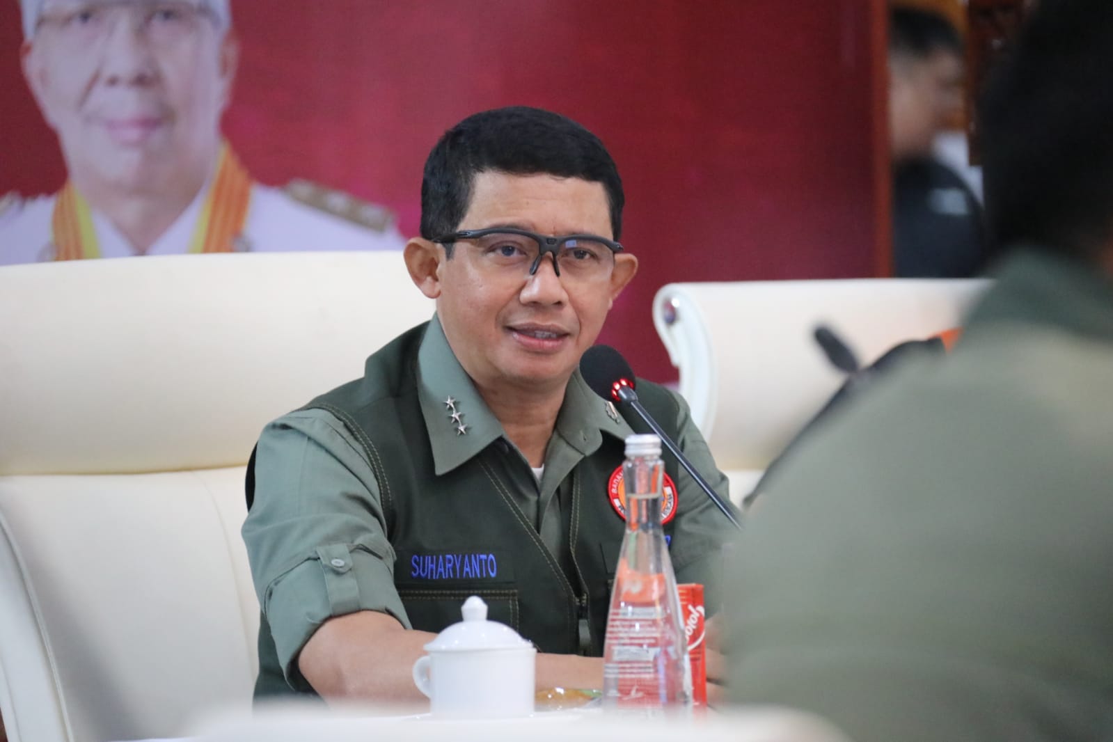 Kepala BNPB Letjen TNI Suharyanto (kemeja hijau dengan rompi) saat memberikan arahan pada Rapat Koordinasi Satuan Tugas Kebakaran Hutan dan Lahan Provinsi Sumatera Selatan di Griya Agung, Palembang, Sumatera Selatan pada Kamis (22/6). 